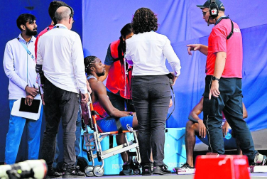 Noah Lyles, en silla de ruedas tras competir en la final de los 200 metros lisos