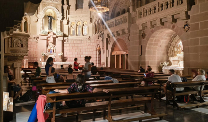 Parte de las personas que se tuvieron que refugiar en el interior de la iglesia de Javier por el aguacero de agua