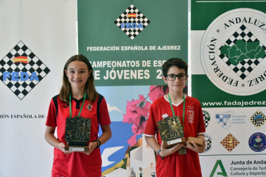 Amaya Alfaro Aldunate (izda), campeona de España sub 12.