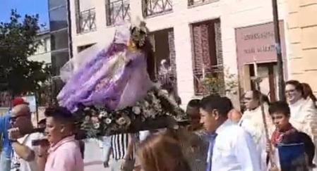 Al poco de abandonar el templo de San Miguel, en su camino hacia la parroquia de la localidad donde era esperada para que se oficiase una eucaristía en su honor, ha caído al suelo desde el paso en el que era llevada a hombros.