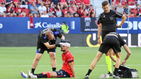 Iker Muñoz, atendido en el terreno de juego tras sufrir un choque con Darko Brasanac