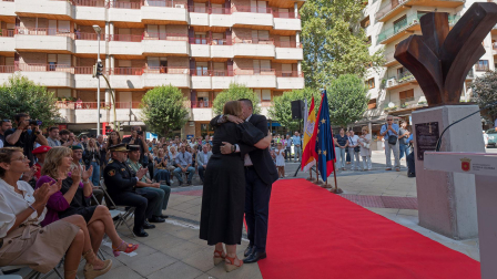 La alcaldesa abraza a Miguel Ángel Ferri, hijo de José Ferri