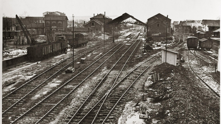 La estación con su marquesina de 1860, por el lado de las vías. A la izquierda, la estación de enlace con el tren de El Irati