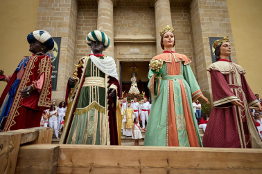 Fotos del día grande de fiestas y la procesión de Virgen de la Nieva en Peralta.