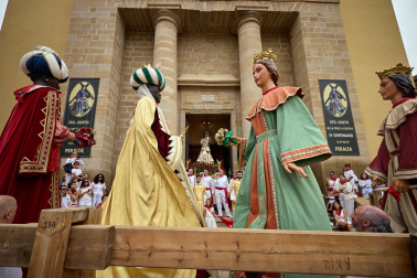 Fotos del día grande de fiestas y la procesión de Virgen de la Nieva en Peralta.