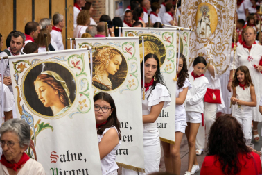 Fotos del día grande de fiestas y la procesión de Virgen de la Nieva en Peralta.