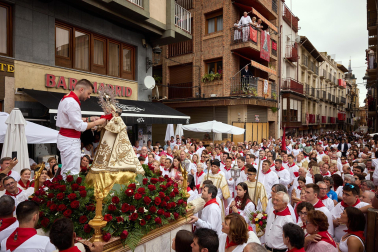 Fotos del día grande de fiestas y la procesión de Virgen de la Nieva en Peralta.