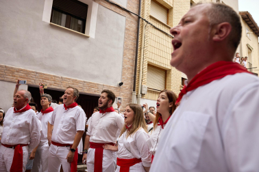 Fotos del día grande de fiestas y la procesión de Virgen de la Nieva en Peralta.