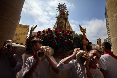 Fotos del día grande de fiestas y la procesión de Virgen de la Nieva en Peralta.