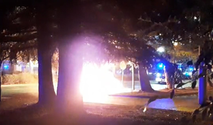 Vídeo con el incendio de un coche en la Avenida de Navarra de Pamplona