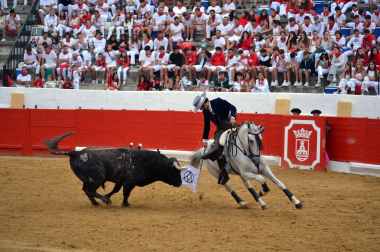 La localidad celebró el festejo taurino con novillos de Valle Blanco para los rejoneadores David Gomes (de verde) y Adrián Venegas (de azul)