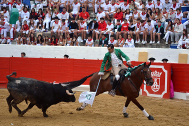 La localidad celebró el festejo taurino con novillos de Valle Blanco para los rejoneadores David Gomes (de verde) y Adrián Venegas (de azul)