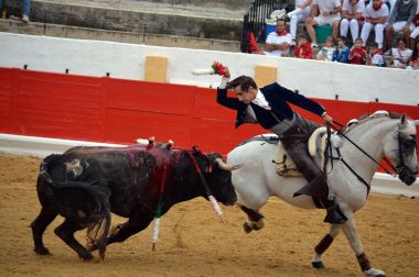 La localidad celebró el festejo taurino con novillos de Valle Blanco para los rejoneadores David Gomes (de verde) y Adrián Venegas (de azul)