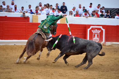 La localidad celebró el festejo taurino con novillos de Valle Blanco para los rejoneadores David Gomes (de verde) y Adrián Venegas (de azul)