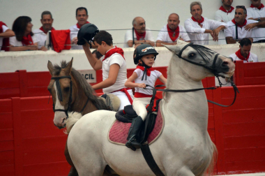 La localidad celebró el festejo taurino con novillos de Valle Blanco para los rejoneadores David Gomes (de verde) y Adrián Venegas (de azul)