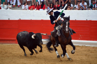 La localidad celebró el festejo taurino con novillos de Valle Blanco para los rejoneadores David Gomes (de verde) y Adrián Venegas (de azul)