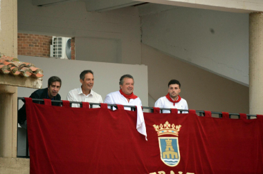 La localidad celebró el festejo taurino con novillos de Valle Blanco para los rejoneadores David Gomes (de verde) y Adrián Venegas (de azul)