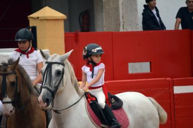 La localidad celebró el festejo taurino con novillos de Valle Blanco para los rejoneadores David Gomes (de verde) y Adrián Venegas (de azul)