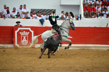 La localidad celebró el festejo taurino con novillos de Valle Blanco para los rejoneadores David Gomes (de verde) y Adrián Venegas (de azul)