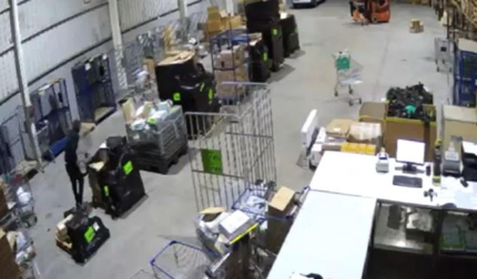 Vídeo de cómo los ladrones robaban teléfonos móviles en empresas de paquetería