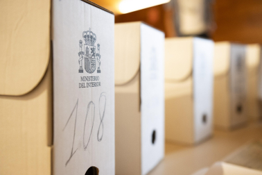 Fotos del traspaso al Archivo de Navarra de 40.000 expedientes de prisiones./