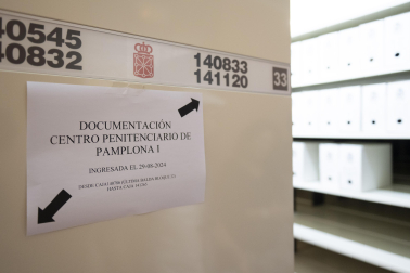 Fotos del traspaso al Archivo de Navarra de 40.000 expedientes de prisiones./