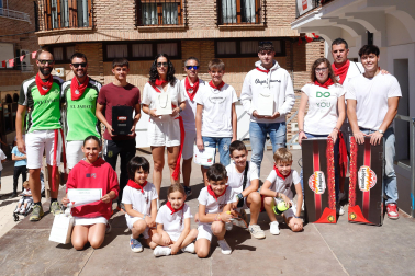 Iván Echeverría -4º por la dcha-. y Ana Calvo -4ª por la izda.-, con el resto de ganadores y organizadores