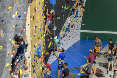 Fotos de la reinauguración del rocódromo municipal de Ansoáin.