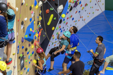 Fotos de la reinauguración del rocódromo municipal de Ansoáin.