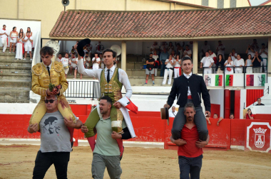 Fotos de la novillada y la cornada a Miguel Serrano en Peralta. /