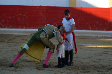 Fotos de la novillada y la cornada a Miguel Serrano en Peralta. /