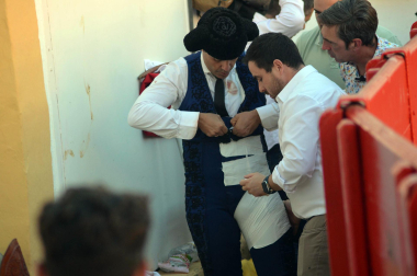 Fotos de la novillada y la cornada a Miguel Serrano en Peralta. /
