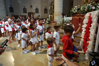 Los niños fiteranos se han acercado este lunes a homenajear a la patrona regalándoles flores