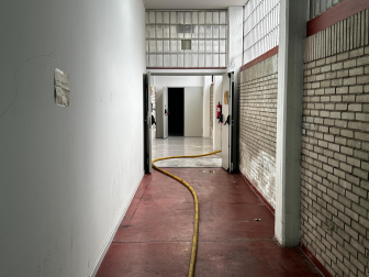 Fotos del interior del edificio de Policía Municipal de Pamplona incendiado. /