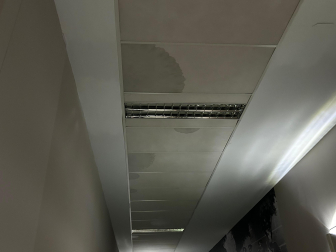 Fotos del interior del edificio de Policía Municipal de Pamplona incendiado. /