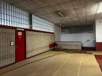 Fotos del interior del edificio de Policía Municipal de Pamplona incendiado. /