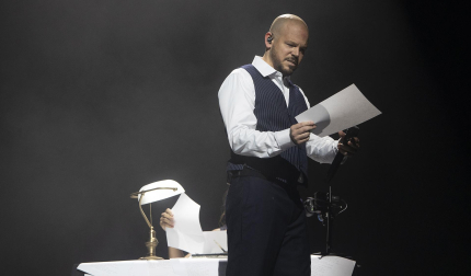 René Pérez, solemne en el inicio de su concierto en el Palau Sant Jordi de Barcelona