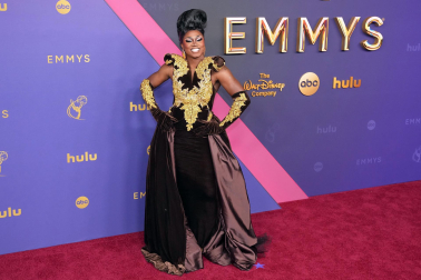 Alfombra roja, ceremonia y galardonados en la 76 edición de los Premios Emmy celebrada en Los Ángeles