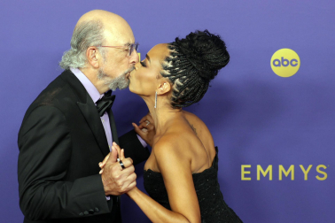 Alfombra roja, ceremonia y galardonados en la 76 edición de los Premios Emmy celebrada en Los Ángeles