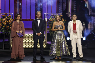 Alfombra roja, ceremonia y galardonados en la 76 edición de los Premios Emmy celebrada en Los Ángeles