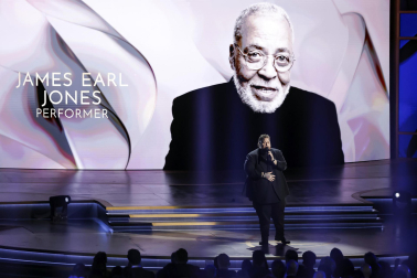 Alfombra roja, ceremonia y galardonados en la 76 edición de los Premios Emmy celebrada en Los Ángeles