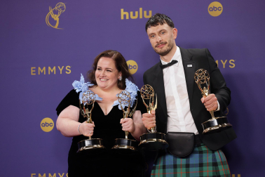 Alfombra roja, ceremonia y galardonados en la 76 edición de los Premios Emmy celebrada en Los Ángeles