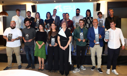 La consejera Esnaola y la directora general de Turismo, junto a las personas galardonadas y patrocinadores