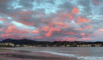 Playa de Hendaya, con Hondarribia al fondo