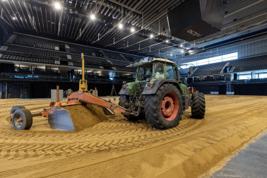 Fotos de la transformación del Pabellón Navarra Arena en una pista ecuestre para el espectáculo de este sábado, 21 de septiembre, de la Real Escuela Andaluza del Arte Ecuestre.