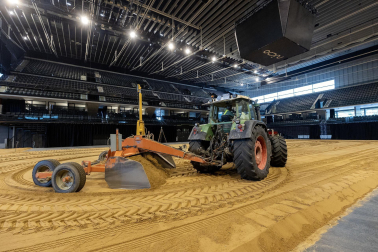 Fotos de la transformación del Pabellón Navarra Arena en una pista ecuestre para el espectáculo de este sábado, 21 de septiembre, de la Real Escuela Andaluza del Arte Ecuestre.