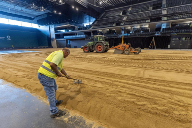Fotos de la transformación del Pabellón Navarra Arena en una pista ecuestre para el espectáculo de este sábado, 21 de septiembre, de la Real Escuela Andaluza del Arte Ecuestre.