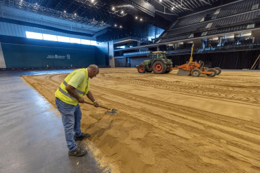 Fotos de la transformación del Pabellón Navarra Arena en una pista ecuestre para el espectáculo de este sábado, 21 de septiembre, de la Real Escuela Andaluza del Arte Ecuestre.