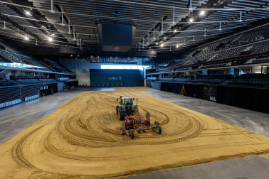 Fotos de la transformación del Pabellón Navarra Arena en una pista ecuestre para el espectáculo de este sábado, 21 de septiembre, de la Real Escuela Andaluza del Arte Ecuestre.