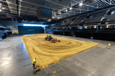 Fotos de la transformación del Pabellón Navarra Arena en una pista ecuestre para el espectáculo de este sábado, 21 de septiembre, de la Real Escuela Andaluza del Arte Ecuestre.